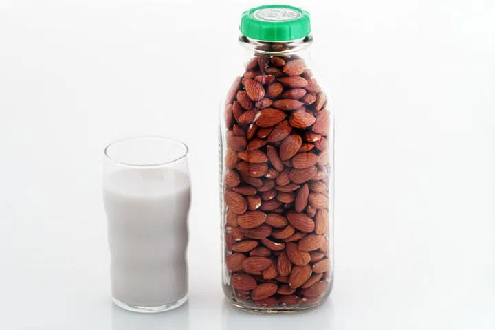 This vegetarian milk substitute gives the acai puree a creamy consistency while providing the body with vitamin E (promotes free radical protection and keeps skin glowing) and protein (promotes healthy hair and nail growth). What’s more is that it’s lactose-free, making it perfect for people who are lactose-intolerant. Photo: Getty
