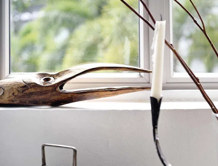 “While my home is minimal, I also like to collect beautiful things. I have displayed these collected objects throughout my house, from the foyer to balcony and even the bathroom,” shares Anjali. (Photo: Carli Teteris, courtesy of Grounded)
