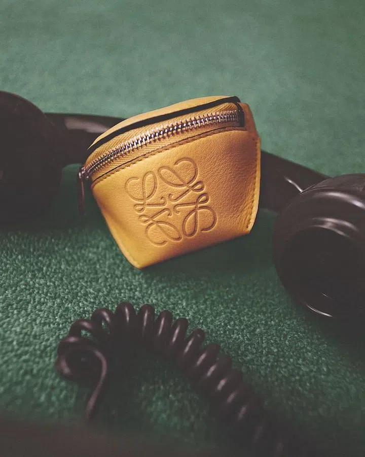 The LOEWE anagram on a coin pouch (Photo: LOEWE)