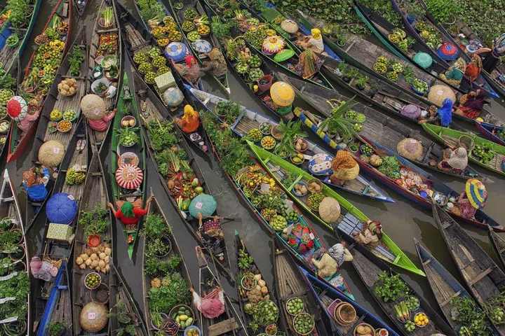 "A floating market is a market where goods are displayed and sold from boats. Floating markets are developed in places where water transportation plays an important role in everyday life." –Antonius Andre Tjiu
