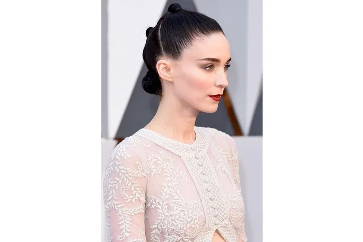 With her signature blood-red lips and raven locks fashioned in a sleek, off-beat updo, there’s nothing about Rooney Mara’s goth-ballerina look that we don’t absolutely love. 