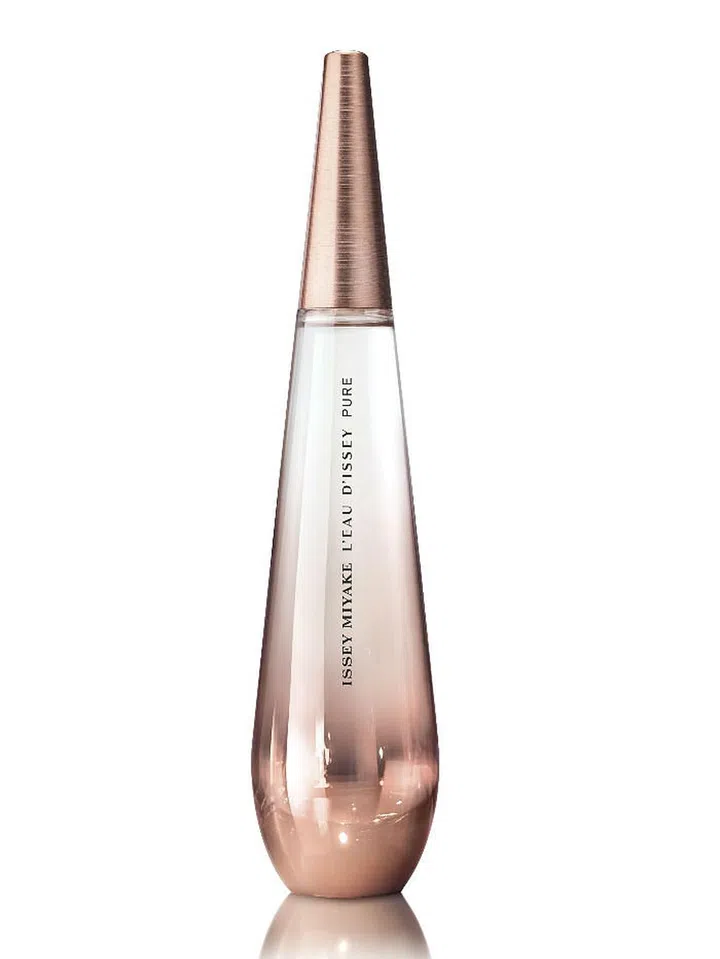 Drawing inspiration from water and its sensual, fluid form, this irresistible eau counts sweet notes of pear and honey as its top notes before settling into a seductive trail of sandalwood, ambergris and cashmeran. 