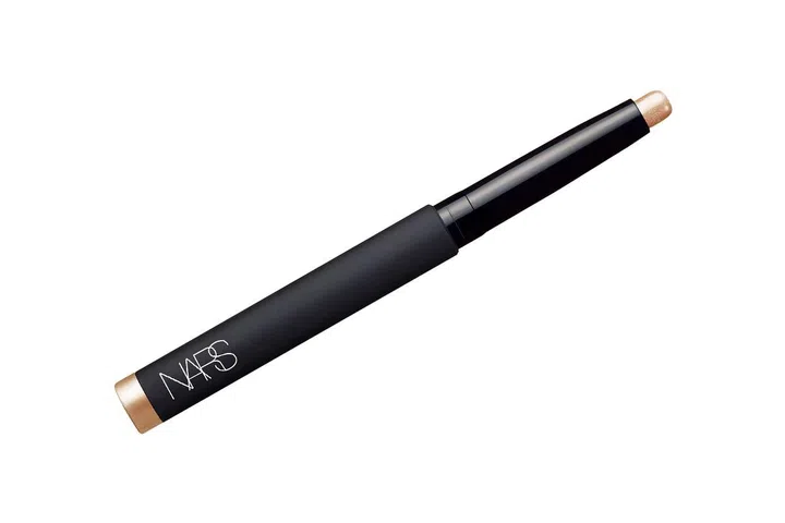 Ultra blendable upon application, this leaves a velvety finish that refuses to budge once it sets for all-day, crease- proof wear.