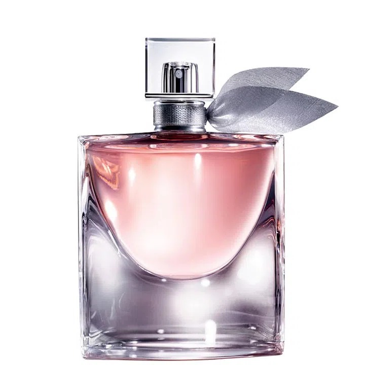 Though it comes in a pretty pink juice, do not take this belle lightly. She is a loud one! Creamy caramel dripped over juicy blackcurrant and pear. A powdery iris helps balance the sweetness, preventing a possible toothache. Lovers of sweet scents cannot resist La Vie Est Belle's girly femininity. The scent also lasts ages.