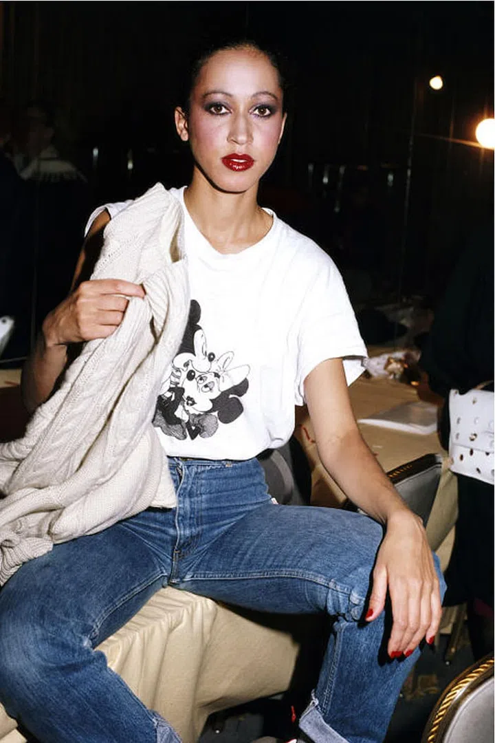The '80s obsession with graphic t-shirts and mom jeans is alive and well today and makes for the perfect laid-back weekend look.