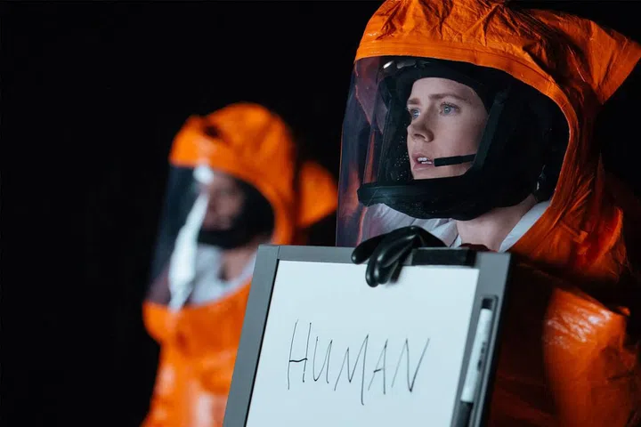 When twelve alien vessels land in random spots around the world, the U.S. government calls on Dr. Louise Banks (Amy Adams), a linguist, to attempt to communicate with the life forms onboard.