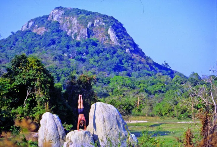 SB0115_Escape_handstand on rock