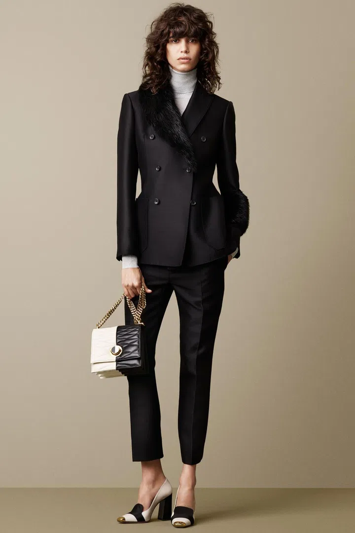 Trousers in mix wool and silk, Diamond quilt shoulder chain bag, Pumps in brushed calf leather and canete