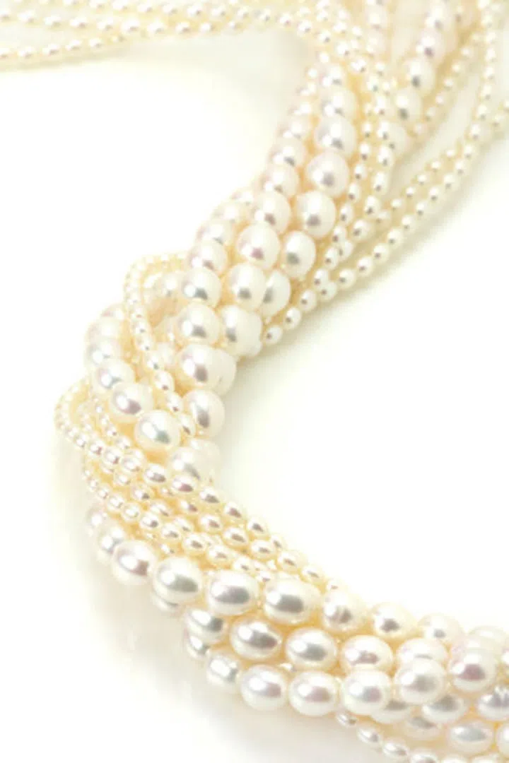 "I feel undressed if I don't have my pearls on. My pearls are my security blanket." ~Lady Sarah Churchill
Photo: Getty