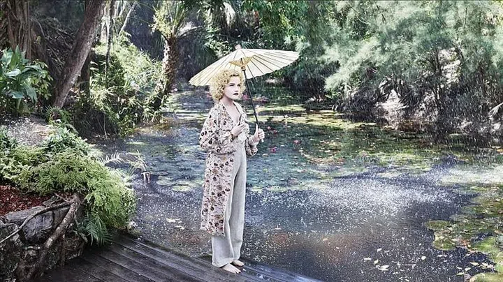 Julia Garner portrays a budding photographer