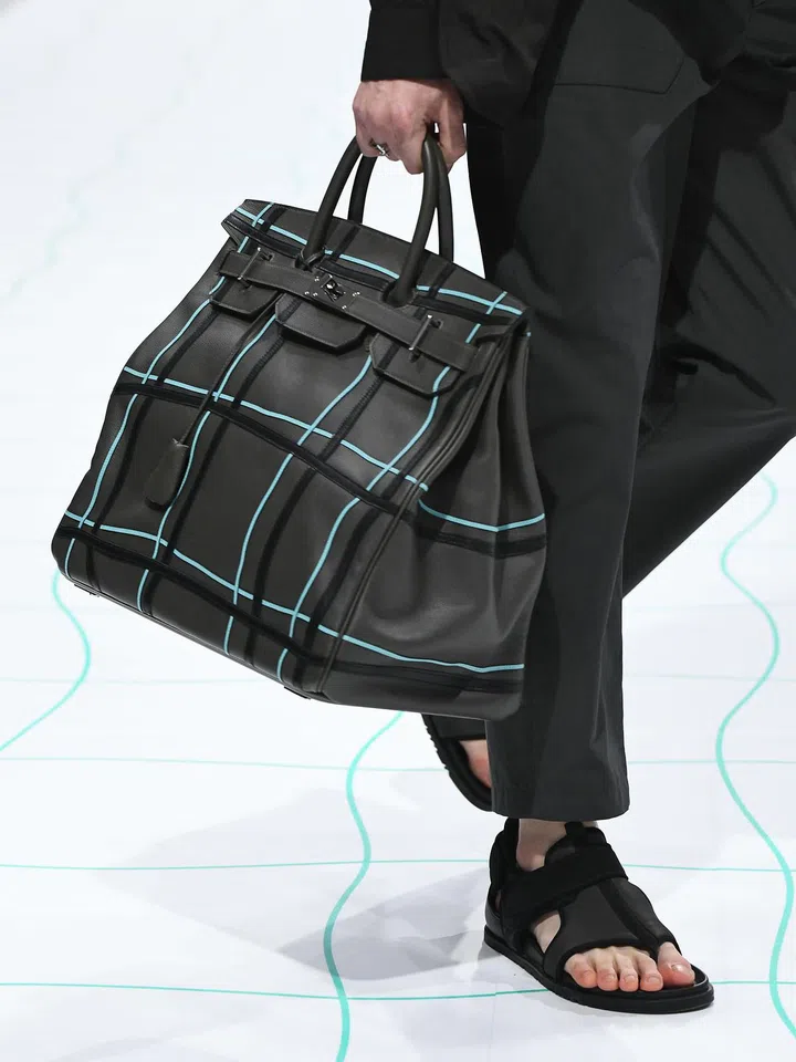 A model toting the
Haut à courroies bag in
Evercolor and Evergrain calfskin with distorted checks Photo: Koji Shimamura