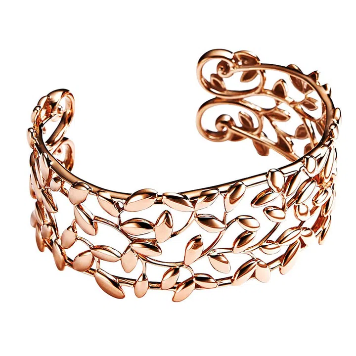 Paloma Picasso’s Olive Leaf collection pays tribute to the olive tree—a universal symbol of peace and harmony, according
to ancient Greek customs. Intricate rose gold branches wrap around the wrist with this elegant medium sized cuff.