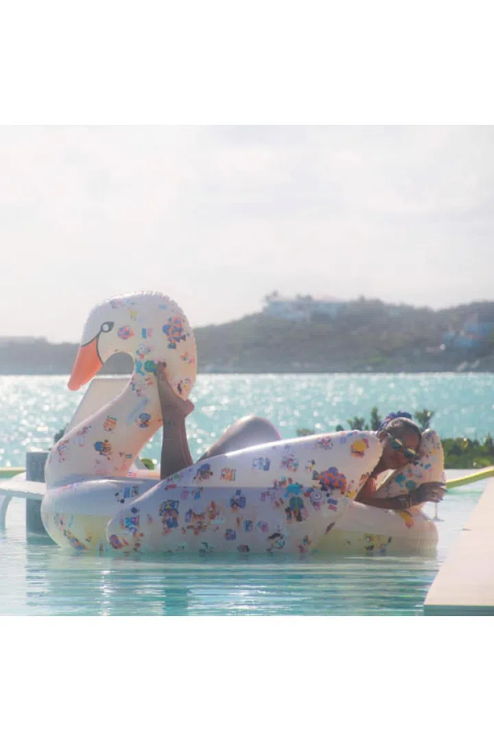 And floating by in her Gray Malin x Funboy swan pool float—glass of wine in hand, of course—photographed by @mdollas11. Photo: Instagram