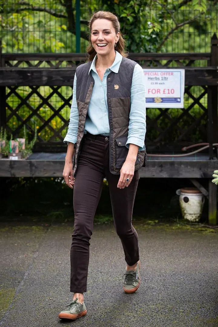 The duchess kept her outfit casual for the excursion and rocked a pair of Superga sneakers.