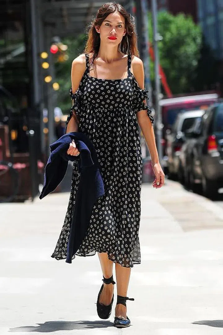 Alexa Chung proves the off-the-shoulder trend doesn't need to be too risqué.
Photo: Getty