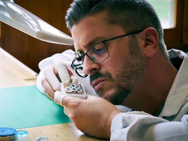 franck muller | watchland watchmaker assembling Master Jumper Skeleton movement