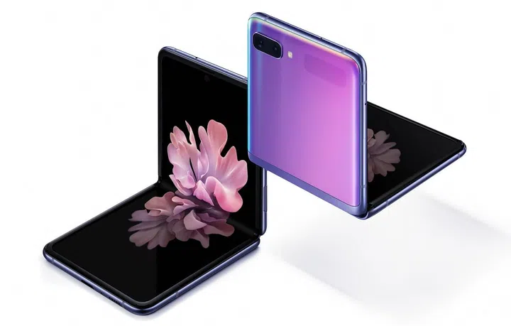 Samsung Galaxy Z Flip in Mirror Black and Mirror Purple

Photo: Samsung