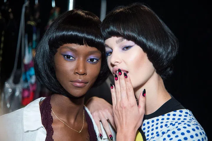 Models wore curved black bobs on the spring 2017 Jeremy Scott runway.