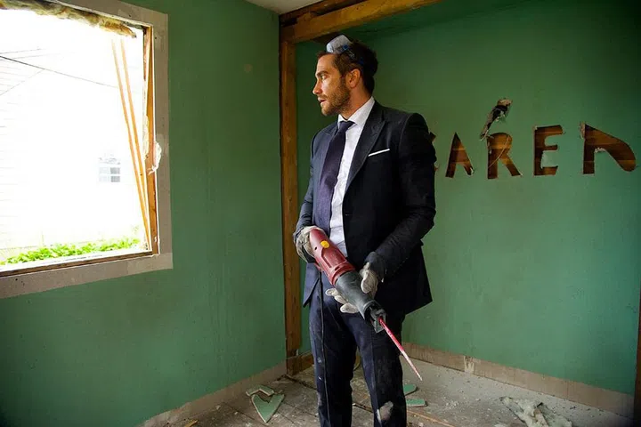 Investment banker Davis Mitchell (Jake Gyllenhaal) starts to unravel after a car accident kills his wife. To cope, he becomes obsessed with taking things apart and strikes up an unlikely, unexpectedly emotional relationship with a customer service rep (Naomi Watts) and her difficult son (Judah Lewis).
