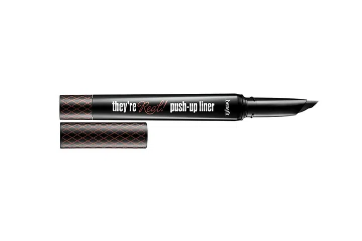 Its flexible, rubber- like tip makes application as easy a
1-2-3 while delivering intense colours.