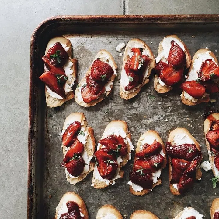 Not only does Sara Forte from Australia successfully make our stomachs grumble with artfully rustic shots of healthy munchies, she also warms our hearts with occasional snaps of herself with her adorable kids (Photo: @sproutedkitchen)