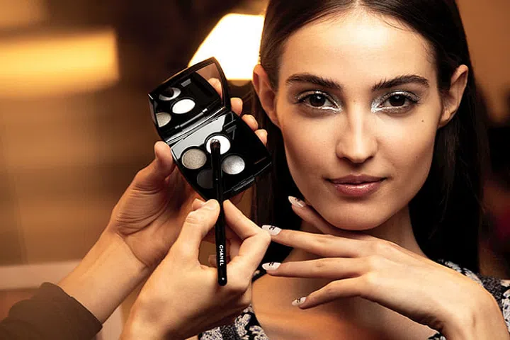 Keep the eyebrows are groomed and boyish-looking by using the Le Stylo Sourcils Waterproof, and then the Gel Sourcils to add depth and volume to hairs. Photo: Courtesy.