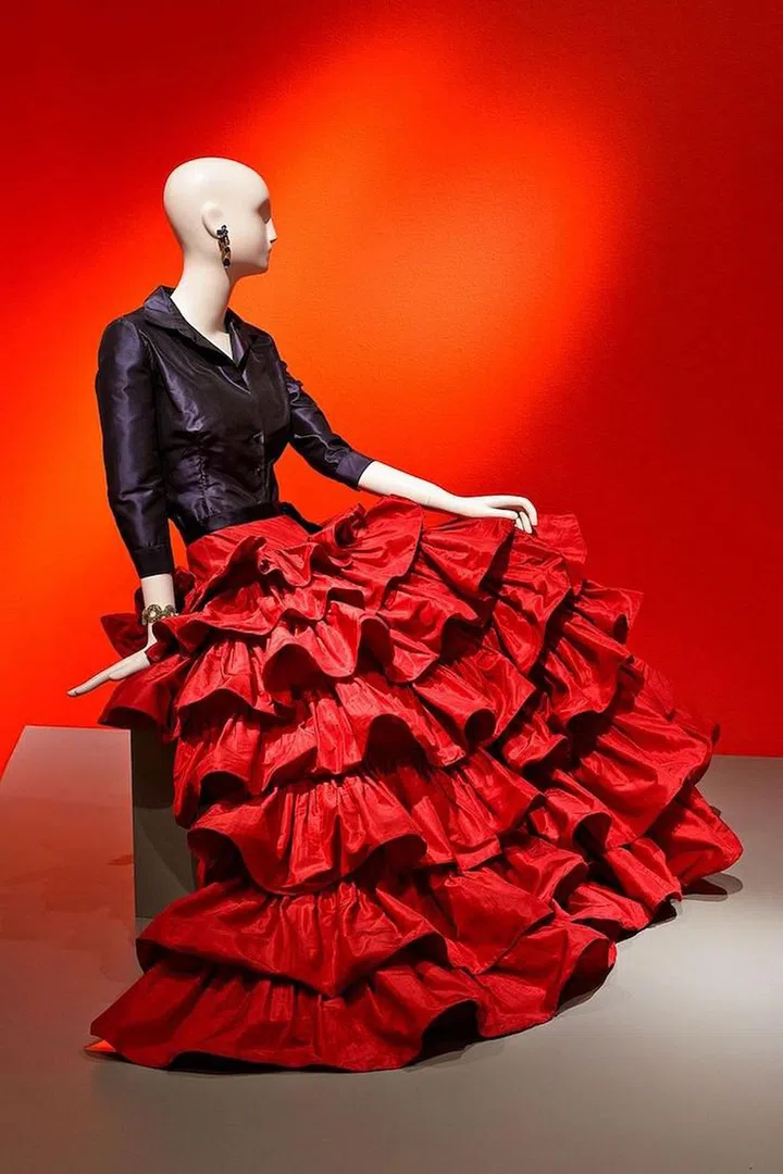 Oscar de la Renta, Custom Evening Ensemble, 2001, silk taffeta and silk satin, courtesy of Oscar de la Renta Archive (worn by Mica Ertegun to an event celebrating her 40th wedding anniversary to Ahmet Ertegun, 2001).
