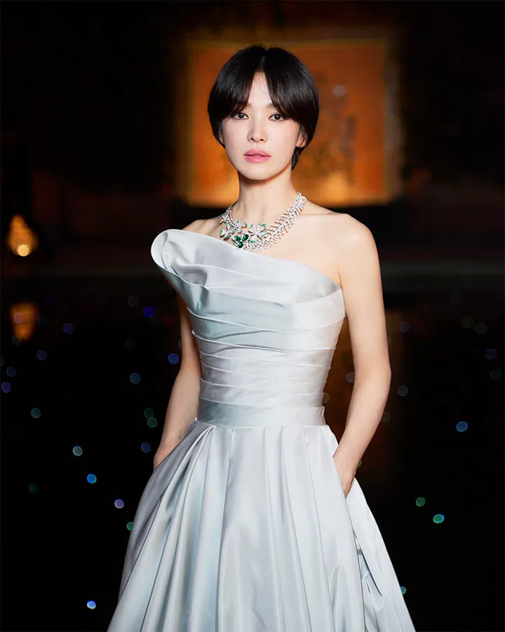 Chaumet ambassador actress Song Hye Kyo in a blue gown showing off Chaumet’s emerald clover necklace