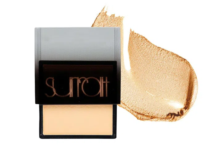 Each of these eyeshadow monos have an ultra-smooth texture for ease of application. Use with a dry brush for a sheer veil of colour or dampen brush for rich intensity.