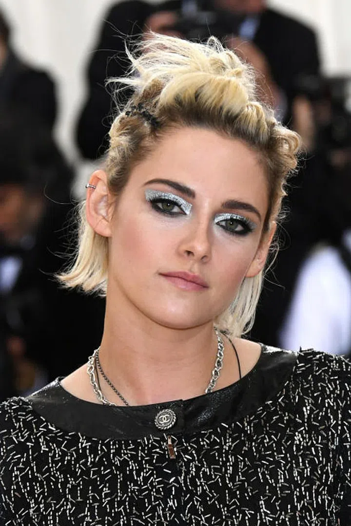 The perfect weekend look: tying back a messy half-ponytail (dark roots and all!) and letting the rest of your hair hang loose. Photo: Getty