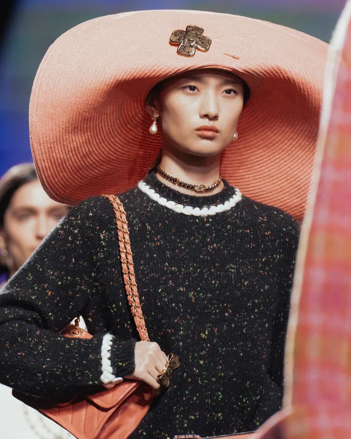 Chanel Fall/Winter 2024 Runway Chanel Chain Choker Sunhat