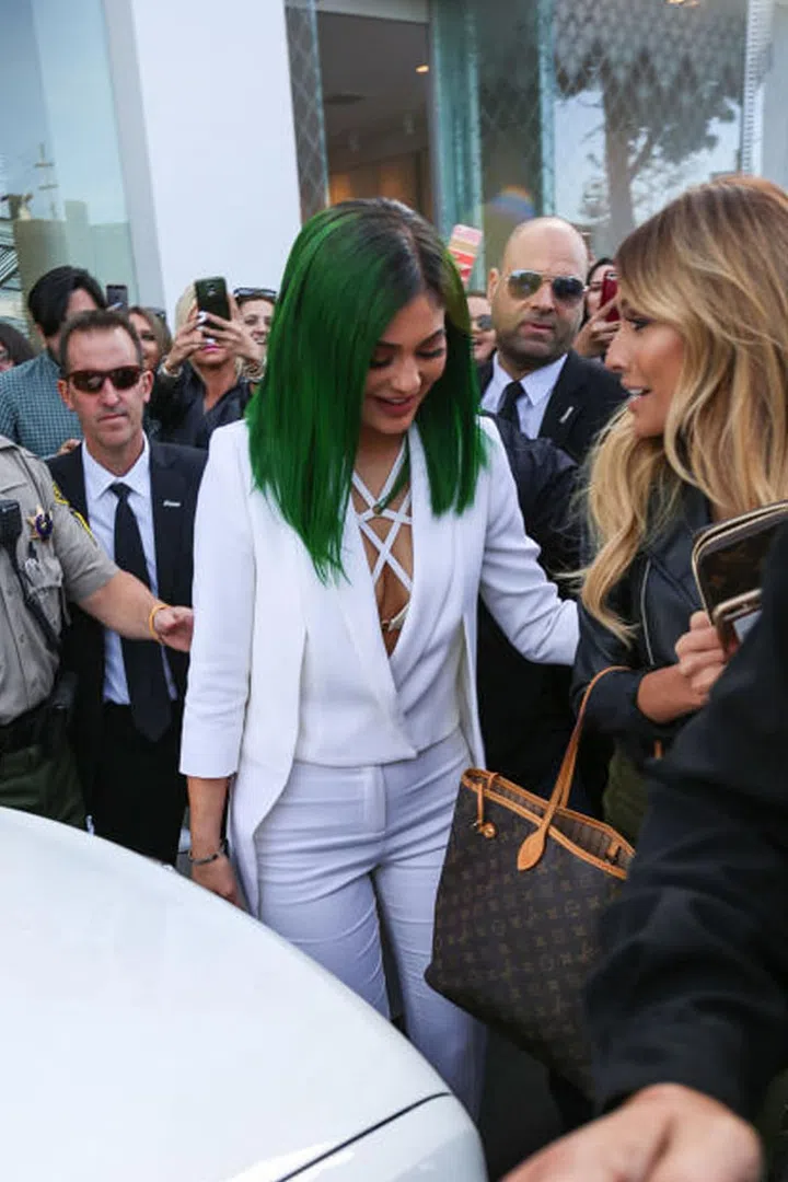 Tokyo Stylez designed this lob wig for Kylie to wear to her Lip Kit launch in November 2015. Love the color? He used Green Envy from Manic Panic.