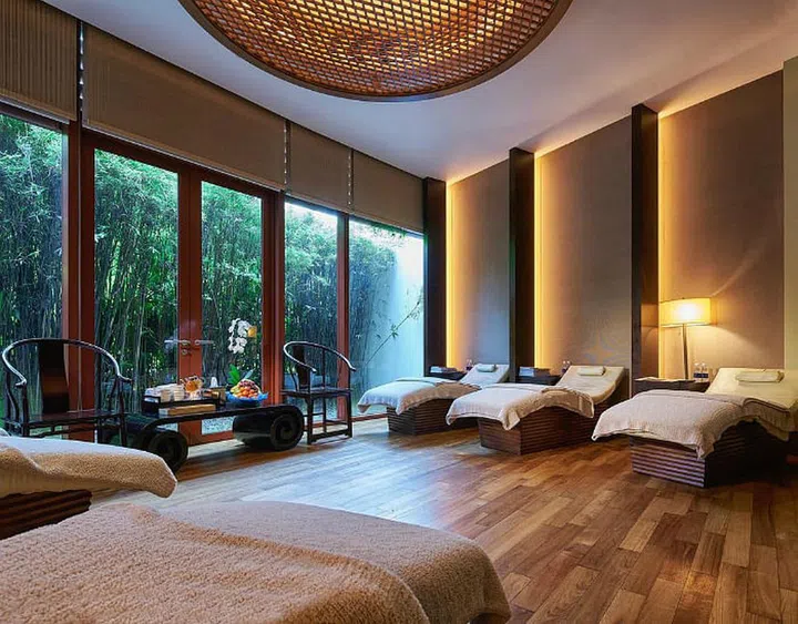Referencing traditional healing therapies from ancient Asian cultures, this deeply pampering massage works not only to soothe aches but also to improve energy flow within the body so your man will emerge feeling recharged and reinvigorated. Using a luxurious body balm that’s rich in skincare ingredients to nourish and firm skin, the therapist performs Javanese massage steps which focuses on knuckle and thumb pressure to loosen tight and tense muscles. In addition, warm moon stones are also used to help warm up the muscles for an optimal results.
Photo: Getty