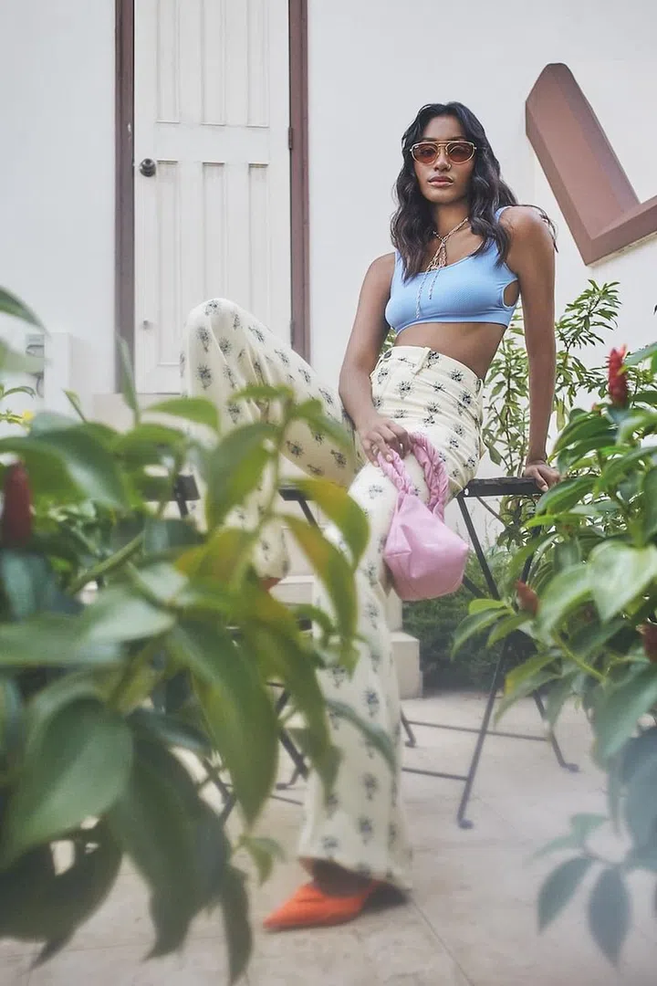 Cropped top, H&M. Trousers, Chloé. Sunglasses, Ray-Ban. Necklace, Hermès. Bag, Givenchy. Pumps, Prada. (Photo: Phyllicia Wang) 