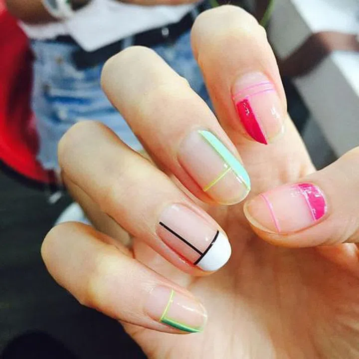 Focus on this manicure's ring finger. The white tip is lined in black for a graphic, Mondrian-esque design.
Design by @nail_unistella