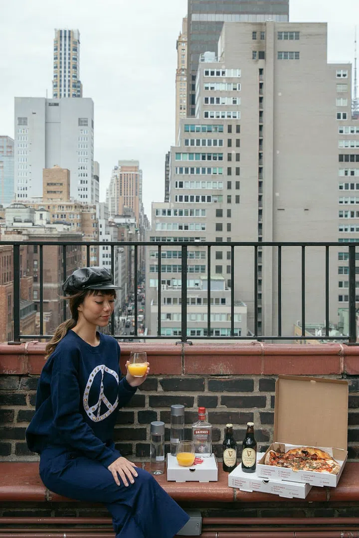 The only way to enjoy a rooftop view: Drinks and pizza! Photo: Andrea Chong