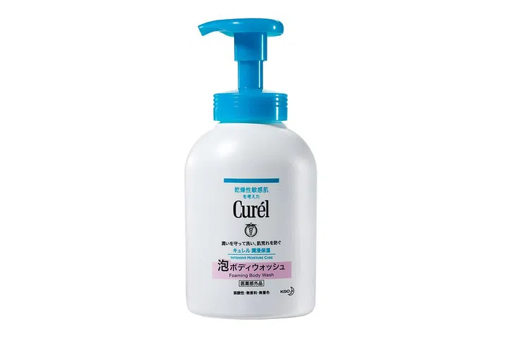 Its dense foam forms a protective layer over sensitive skin and minimises friction, while ceramide care technology reinforces skin’s natural barrier function.