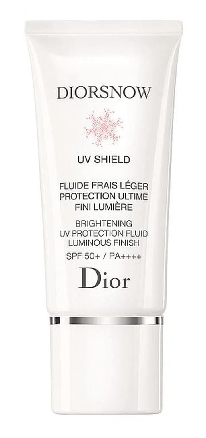 Formulated with Edelweiss extract, this lightweight emulsion melts into skin to not only suppress melanin production but also strengthen skin against temperature fluctuations.