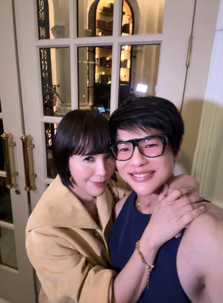 Kenneth's selfie with Zoe Tay.
