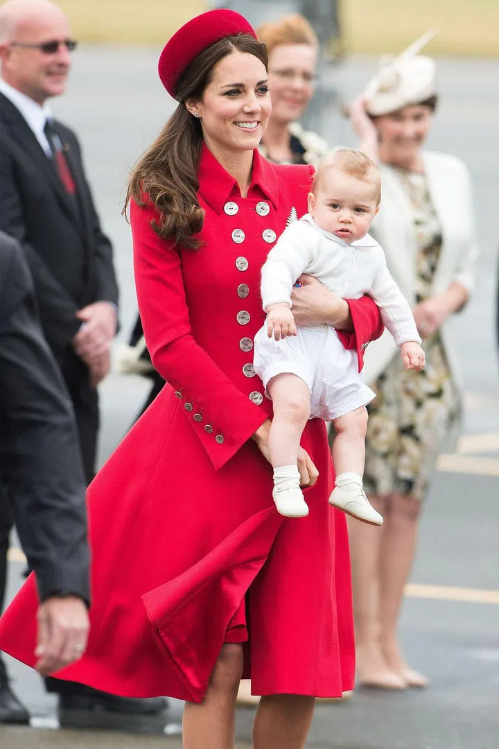 Flawless in an all-red look, Duchess Kate arrives holding Prince George in New Zealand.
Photo: Getty