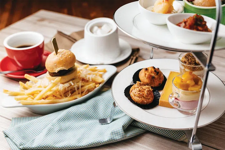Looking for a place to recharge amid the last minute
shopping rush? Indulge in a brief respite at P. Bistro, a quaint cafe that serves comforting classics with Asian
and European fl avours. Perfect for a mid-afternoon treat is the rich, tummy-warming lobster bisque, while juicy beef sliders, scones and a plethora of cakes promise to revive spirits for the rest of your shopping journey.