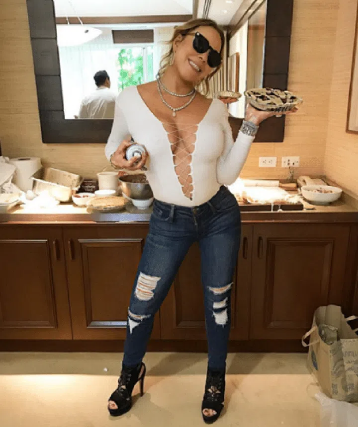Instagram users were quick to notice the cabinet door's unnatural bend beneath Mariah's thigh, and the strange angle between her neck and left shoulder. Photo: @mariahcarey