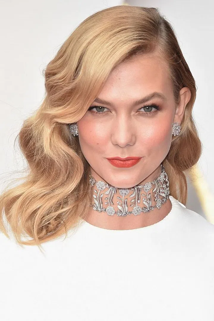 These waves are just loose enough that they feel fresh yet classic on model Karlie Kloss. Photo: Getty