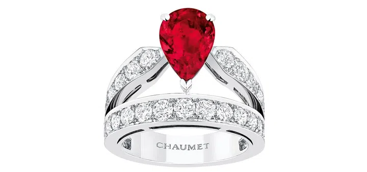 SB0715_Jewels_News_Chaumet Jos+¬phine Tiara Ring in platinum, brilliant-cut diamonds, set with a pear-shaped ruby
