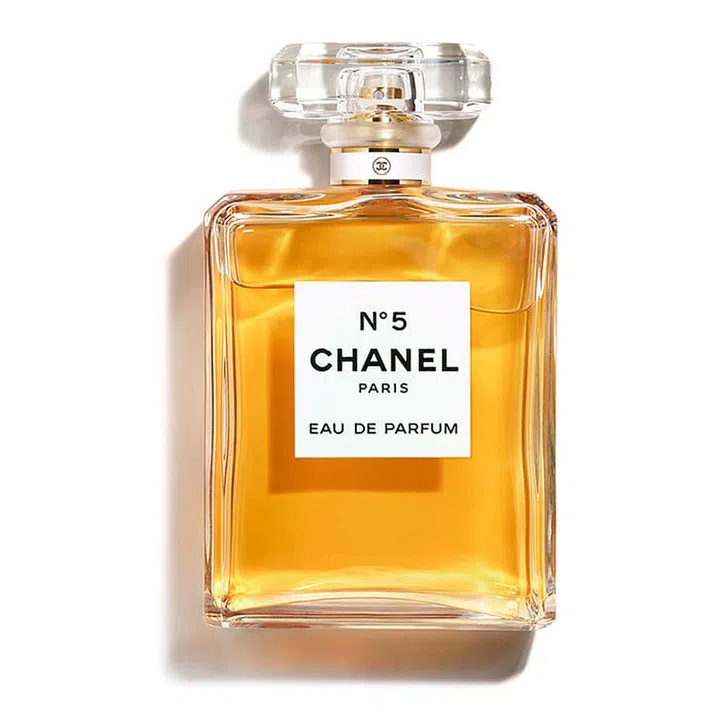 Awarding-winning perfumer Olivier Polge ushered Marilyn Monroe’s favourite scent—first created in 1921 by legendary perfumer to the Tsars, Ernest Beaux—into the 21st century by deconstructing its original bouquet of jasmine and ylang-ylang in 2016. He rebalanced the alchemy of aldehydes to properly capture the vibrancy and dynamism of the modern woman. 
Less powdery, and with new notes of musk and cedar, it is the perfect scent for the pin-ups of today to wear to bed.