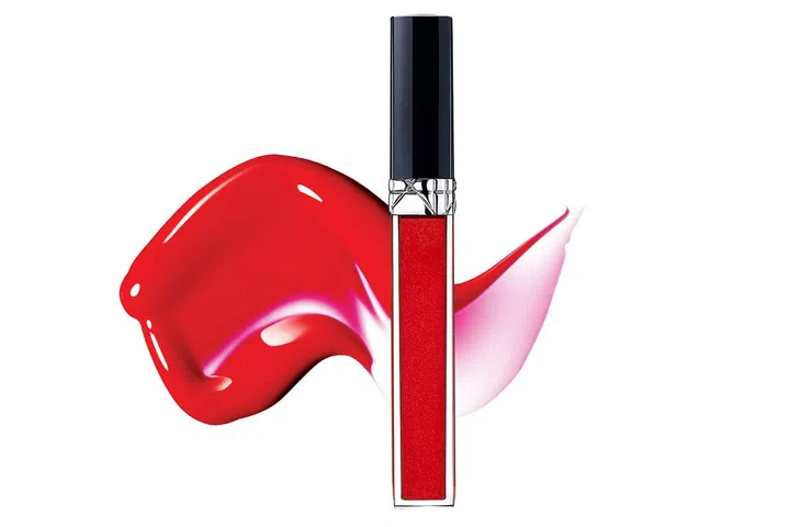 Thanks to its Long-Wear Contour Waxes, this creamy lip gloss adheres to lip contours and moves with skin so it remains immaculate.