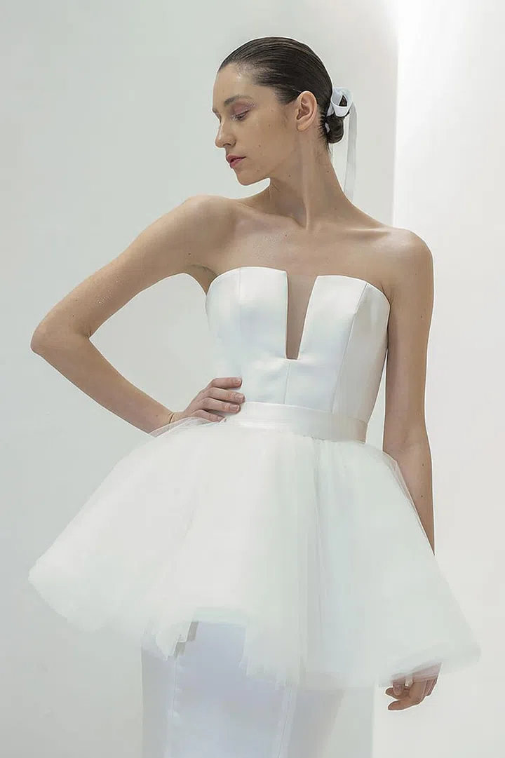We love this look for the matchy-matchy pink shadow and lipstick and the slick and low chignon fastened with a length of thin white ribbon.