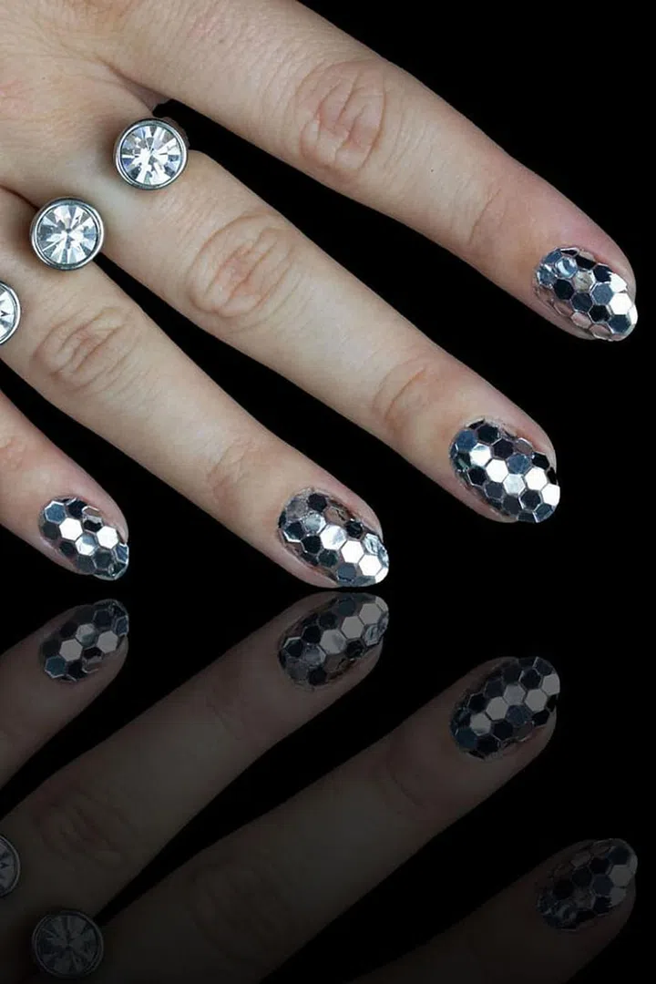 Disco nails inspired by New York City's ball drop.
@chelseaqueen