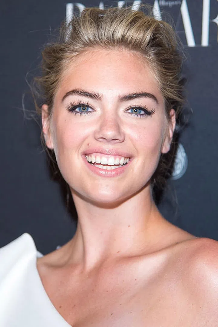 Kate Upton puts her lashes front and center with otherwise barely-there makeup.