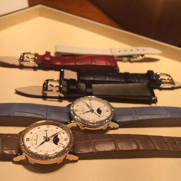 The petite 29.2mm Date Moon Phases comes with a set of 5 interchangeable straps